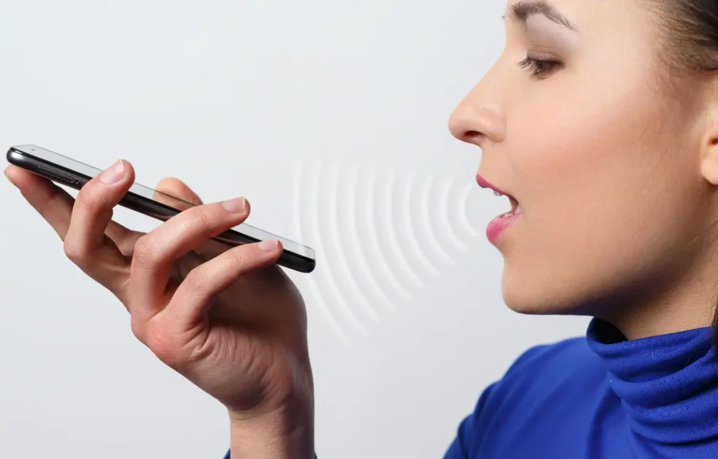 Imagem de uma mulher falando em um smartphone, representando novas formas de interação digital, essenciais para entender o futuro do SEO sem palavras-chave tradicionais.
