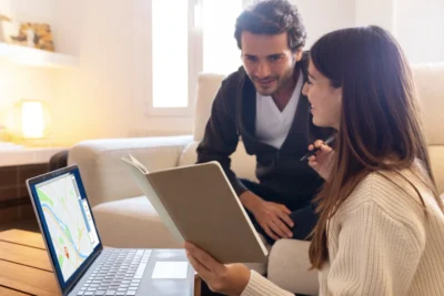 Pessoas usando ferramentas digitais para otimizar buscas locais no Google Meu Negócio, destacando a importância de estratégias e recursos online.