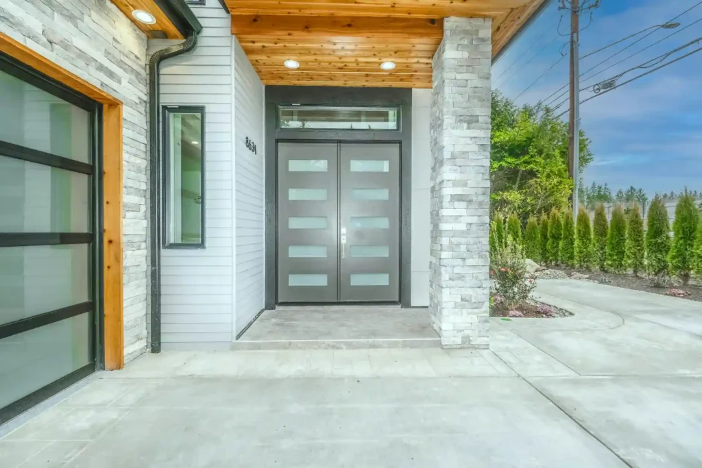 Entrada de casa moderna com porta automatizada com sensor de presença, ideal para segurança e praticidade. Portas com design elegante e funcionalidade inteligente.