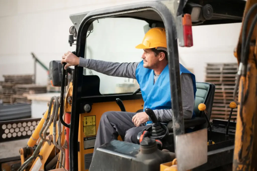 Homem operando empilhadeira em ambiente de fábrica, destacando a importância de realizar manutenção preventiva para garantir o funcionamento seguro e eficiente do equipamento.